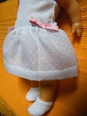 poupée blanche chaussons.jpg